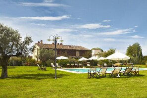 Magnificent holiday estate with swimming pool in Tuscany.