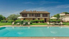 Wonderful swimming pool of the Country resort holidays in Tavarnelle Val di Pesa.