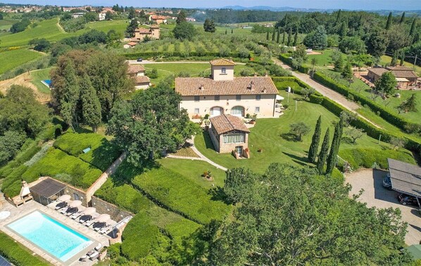 Wonderful overview of the holiday villa for rent with swimming pool in Tavarnelle Val di Pesa.