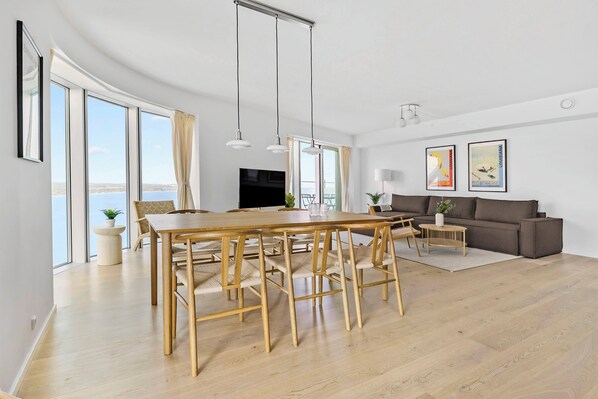 Fantastiv living room with 6 dining seats along with a huge sofa / sleeping sofa with room for 2 people