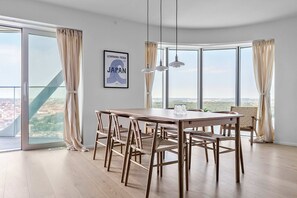 Dining area with 6 seats