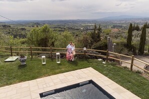 Villa for rent with beautiful swimming pool overlooking the Tuscan hills
