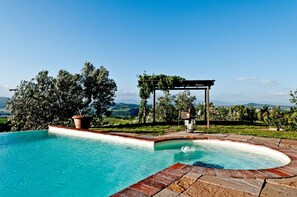 Relaxing pool of the villa for rent in Tuscany - Sunbathing