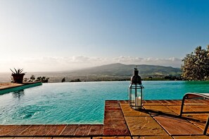 Wonderful pool with a view of the villa for rent in Tuscany