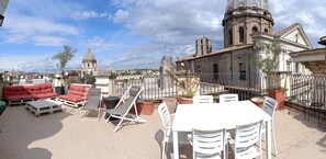 Relaxing panoramic terrace of the apartment for rent in Rome.