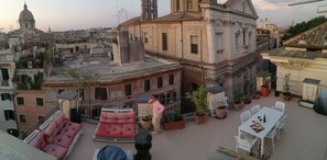 The 360-degree view of the terrace.