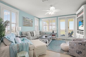 Large living room space with lots of comfortable seating!