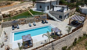 A panoramic aspect of the pool terrace and garden.