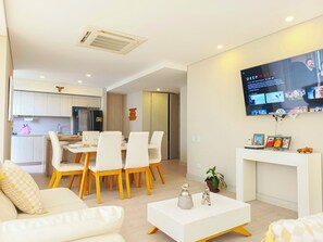 Sala de estar, TV y comedor