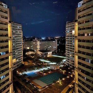 Vista frontal de la propiedad por la tarde o noche