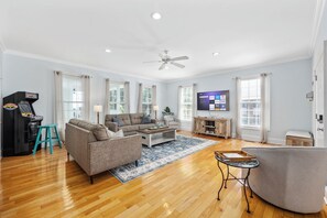 Spacious Living Room ( note: the arcade in the picture is for display only- doesnot work) 