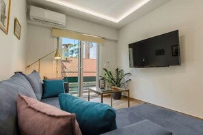 Relax on the comfortable corner sofa.
Enjoy a movie on the Smart TV 55"/139cm.