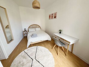 The bedroom with a mirror and a desktop.