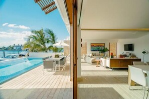 Balcony / Terrace,Swimming pool