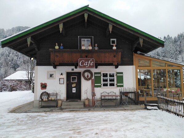 Ferienhaus für 1 bis 7 Personen, 3 Schlafzimmer, Wohnzimmer, Küche mit Wintergarten, Dusche/WC, WLAN-Ferienhaus Keramik-Alm, hier noch als Keramik-Cafè