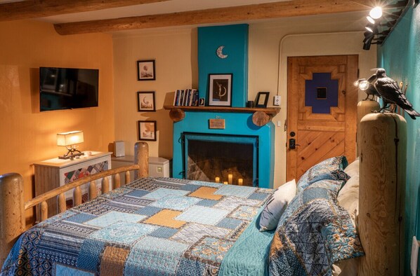 • Authentic Taos vibes at this incredible home! • Beautiful antiques and modern furnishings along with authentic Taos architecture and decorations. • 3-5 mins drive to Taos Plaza, and a peaceful & quiet neighborhood.