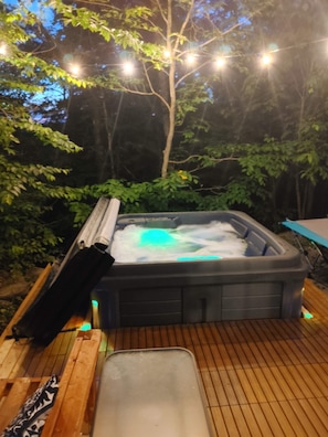 Outdoor spa tub