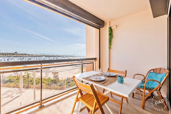 Loggia vue sur port et mer