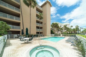 Emerald Dunes Outdoor Pool and Jacuzzi
