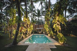 Lounge Poolside in Paradise.