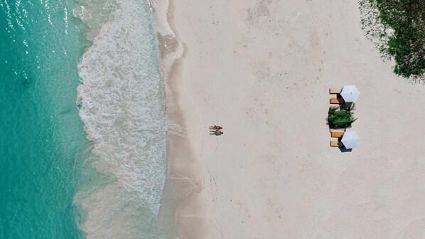 800 meters of private beach.