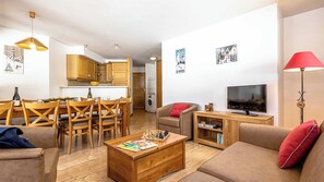 Welcome to our lovely apartment for 9 by the pistes!
