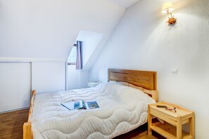 Drift to sleep in this plush Double bed.
