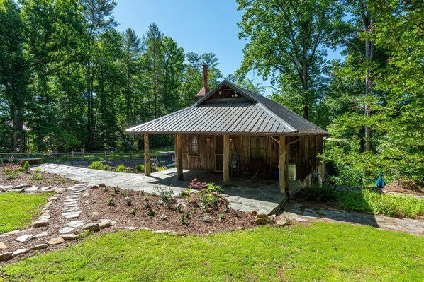 Welcome to Pine Knot Cabin!