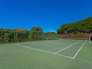 Himmel, Pflanze, Tennis, Baum, Steigung, Gras, Natürliche Landschaft, Stuhl, Tennisplatz, Schatten