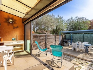 Meubles, Propriété, Ombre, Chaise, Éclairage, Ciel, Table, Bois, Design Intérieur, Mobilier De Jardin