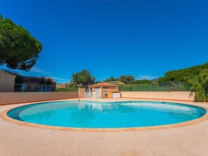 Water, Sky, Daytime, Property, Blue, Swimming Pool, Plant, Tree, Rectangle, Leisure