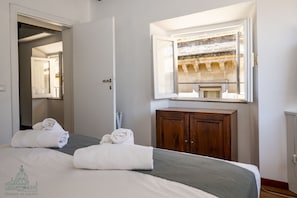 Bedroom with view on Via dei Coronari