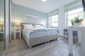 Schlafzimmer mit Verdunkelungsrollos