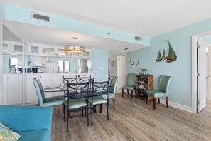 6-seater dining area.
