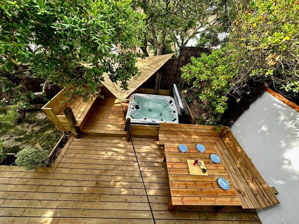 Terrasse à l'arrière de la maison pour vos moments détente avec spa