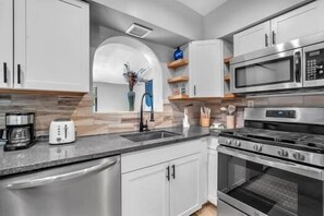 Simplify your cooking routine with the help of this fully remodeled, fully equipped kitchen, equipped with stunning and spacious countertops to help you prepare your meals with ease.