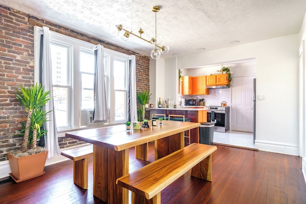 Vacation rentals in Columbus Ohio
Full Kitchen Setup, The cooking basics & full set of dishes and silverware with a microwave, toaster, and all the necessary cooking tools and spices for a delightful dining experience