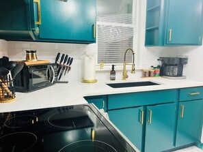 Guest Favorite Airbnb
Fully Furnished Kitchen: The kitchen features a refrigerator, electric stove, single oven, and microwave. All cooking essentials are included, from pots and pans to dishes and silverware. Enjoy your meals at the large dining table