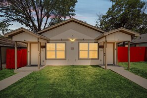 With a convenient open-concept layout, a beautiful chef’s kitchen, and a top-notch location near Bishop Arts, this is the vacation home gem you’ve been waiting for!