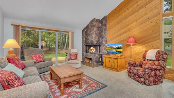 Living room  w/ fireplace - Living room w/ fireplace