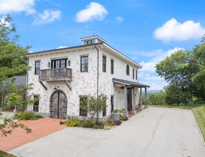 Charming hilltop cottage with breathtaking views