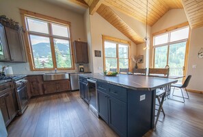 Vaulted ceilings and large windows bring in the CO sunshine!