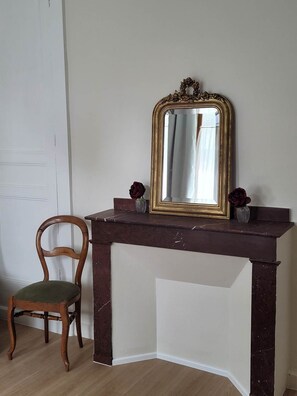 LA-BELLE-SAISON-Luchon-Location-d'appartements-Myrtilles-Salon