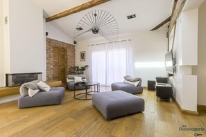Salon lumineux avec télévision