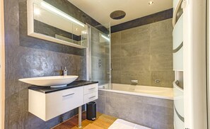 Salle de bain attenante à l'une des chambres
