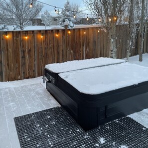Brand New 6 Person Hot Tub