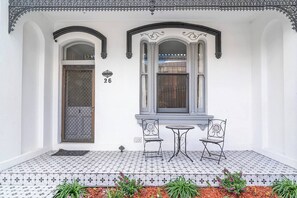 This elegantly renovated residence is located within walking distance of an array of cafes, shops and restaurants as well as Sydney University and the Royal Prince Alfred Hospital. 
