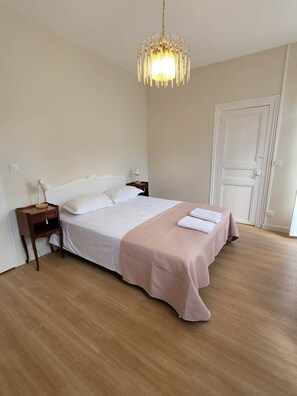 LA-BELLE-SAISON-Luchon-Location-d'appartements-Gentiane-Chambre1