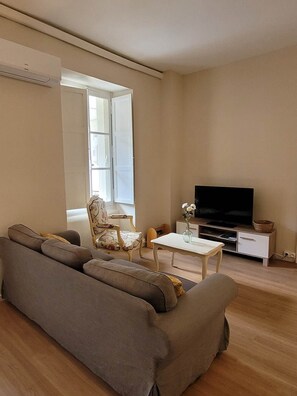 LA-BELLE-SAISON-Luchon-Location-d'appartements-Gentiane-Salon