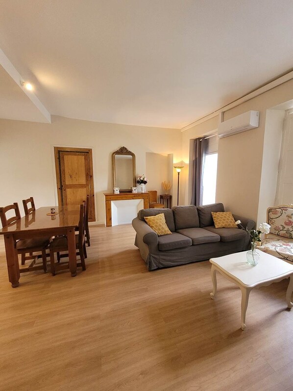 LA-BELLE-SAISON-Luchon-Location-d'appartements-Gentiane-Salon